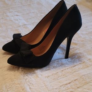 Black velvet heels wirh bow